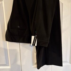 Briggs New York women’s pull on pant. NWT. Size 16. Fake fly front. 4 pockets